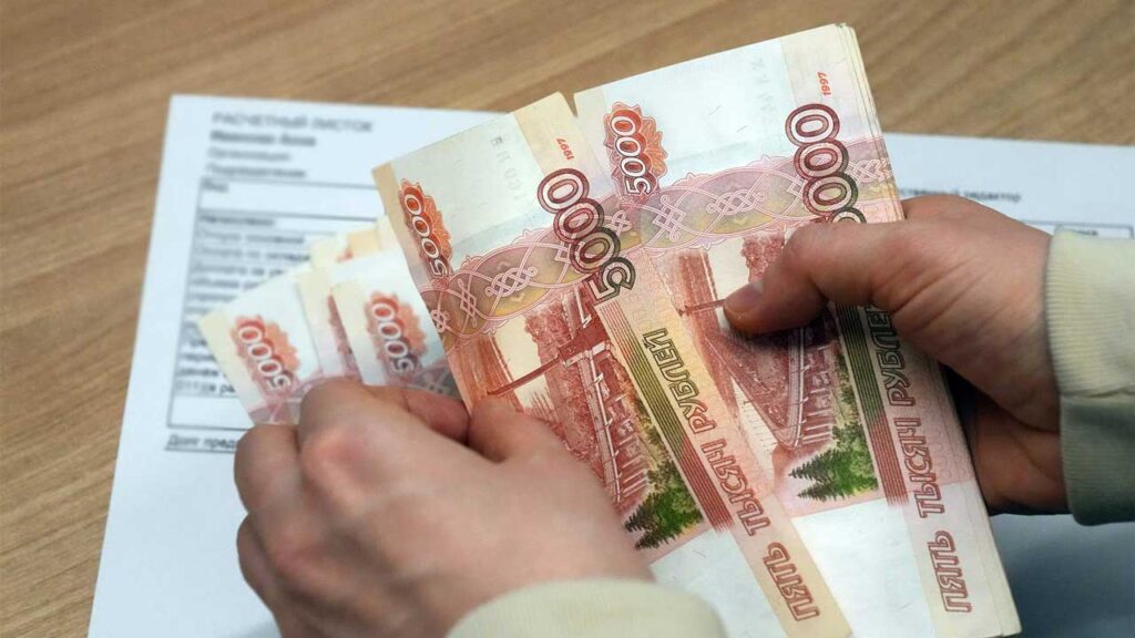 salary for foreign workers in Russia by industry